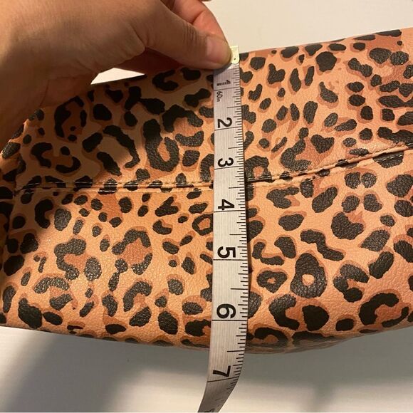 Steve Madden cheetah print make-up travel bag 6x9x6.5 - Picture 9 of 10